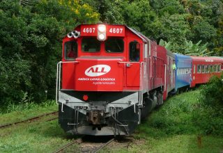 Passeio de trem em Curitiba: bate-volta à Morretes e Antonina